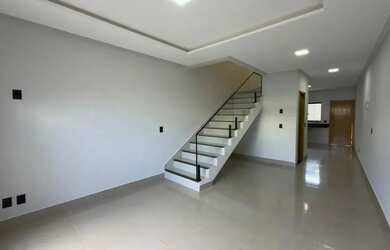 Imagem: A casa possui 2 Dormitórios, 3 Banheiros, 1 Vaga na garagem