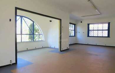 Imagem: O depósito possui 5 Vagas na garagem e 818m² de Área e está