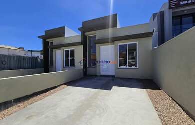 Imagem: A casa possui 2 Dormitórios, 2 Banheiros, 2 Vagas na garagem