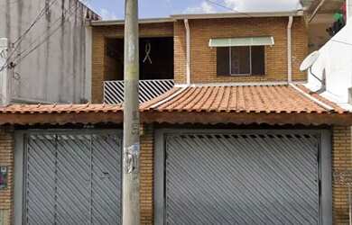 Imagem: A casa possui 3 Dormitórios, 2 Banheiros, 3 Vagas na garagem