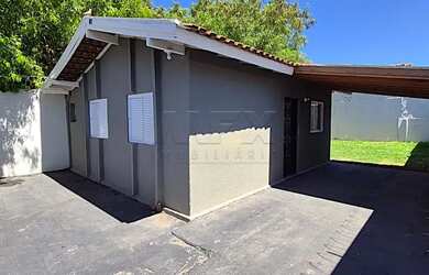 Imagem: A casa possui 2 Dormitórios, 1 Banheiro, 2 Vagas na garagem