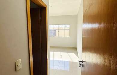 Imagem: A casa possui 3 Dormitórios, 2 Banheiros, 3 Vagas na garagem