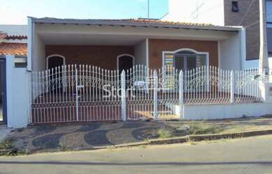 Imagem: A casa possui 4 Dormitórios, 2 Banheiros, 4 Vagas na garagem