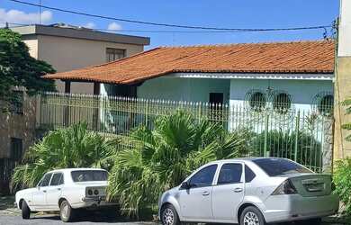 Imagem: A casa possui 4 Dormitórios, 5 Banheiros, 3 Vagas na garagem