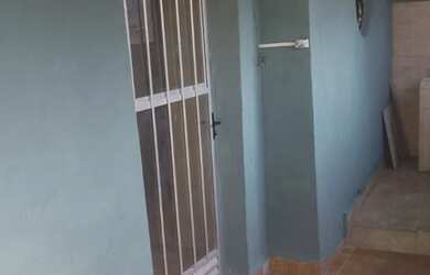 Imagem: A casa possui 2 Dormitórios e 1 Banheiro e está localizado