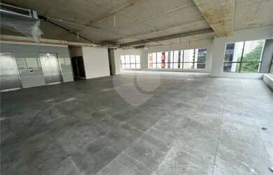 Imagem: O depósito possui 5 Vagas na garagem, 424m² de Área e está