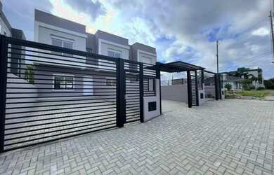 Imagem: A casa possui 3 Dormitórios, 1 Banheiro, 2 Vagas na garagem