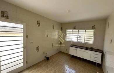 Imagem: A casa possui 2 Dormitórios, 1 Banheiro, 2 Vagas na garagem