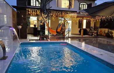 Imagem: A casa possui 4 Dormitórios, 4 Banheiros, 2 Vagas na garagem