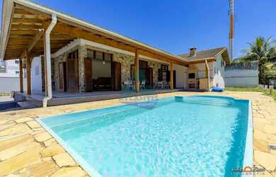 Imagem: A casa possui 4 Dormitórios, 5 Banheiros, 5 Vagas na garagem