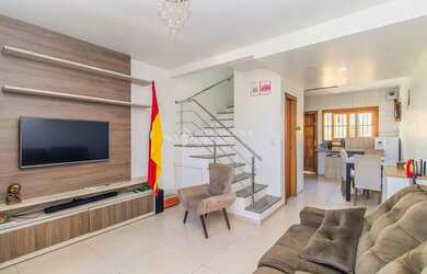 Imagem: A casa possui 2 Dormitórios, 3 Banheiros, 2 Vagas na garagem