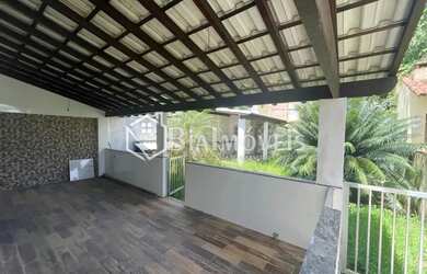 Imagem: A casa em condomínio possui 3 Dormitórios, 1 Banheiro, 2 Vagas