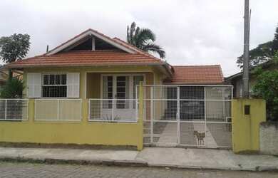 Imagem: A casa possui 3 Dormitórios, 1 Banheiro, 1 Vaga na garagem