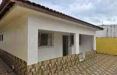 Imagem: A casa possui 2 Dormitórios, 2 Banheiros, 2 Vagas na garagem