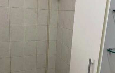 Imagem 7: Apto 01 dormitório com cama de casal, 02 criados-mudos, armário e ventilador...