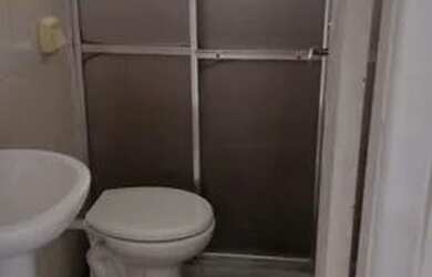 Imagem: A casa possui 1 Dormitório, 1 Banheiro, 1 Vaga na garagem e