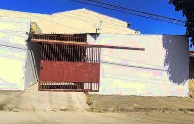 Imagem: A casa possui 2 Dormitórios, 1 Banheiro, 1 Vaga na garagem