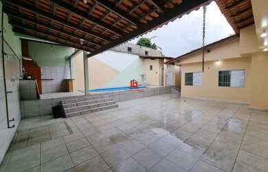 Imagem: A casa possui 4 Dormitórios, 4 Banheiros, 4 Vagas na garagem