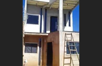 Imagem: A casa possui 3 Dormitórios, 2 Banheiros, 3 Vagas na garagem