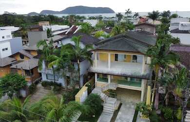 Imagem: A casa em condomínio possui 5 Dormitórios, 5 Banheiros, 5