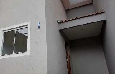 Imagem: A casa possui 2 Dormitórios, 1 Banheiro, 2 Vagas na garagem