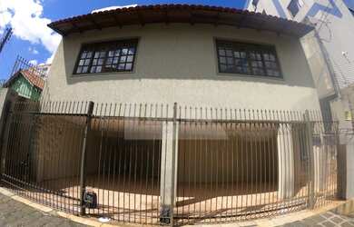 Imagem: A casa possui 3 Dormitórios, 1 Banheiro, 1 Vaga na garagem