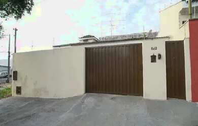 Imagem: A casa possui 4 Dormitórios, 3 Banheiros, 3 Vagas na garagem