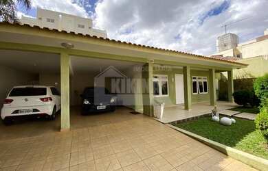 Imagem: A casa possui 4 Dormitórios, 1 Banheiro, 1 Vaga na garagem