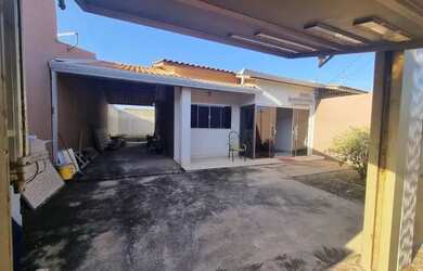 Imagem: A casa possui 3 Dormitórios, 1 Banheiro, 2 Vagas na garagem