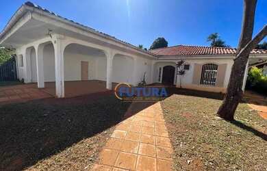 Imagem: A casa possui 4 Dormitórios, 5 Banheiros e 500m² de Área