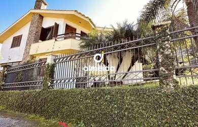 Imagem: A casa possui 3 Dormitórios, 3 Banheiros, 3 Vagas na garagem