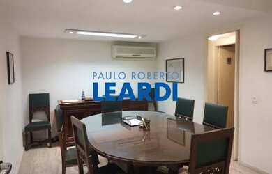 Imagem: O depósito possui 1 Vaga na garagem e 81m² de Área e está