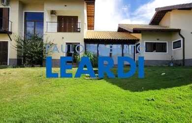 Imagem: A casa possui 3 Dormitórios, 5 Banheiros, 4 Vagas na garagem