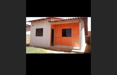 Imagem: A casa possui 2 Dormitórios, 1 Banheiro, 1 Vaga na garagem