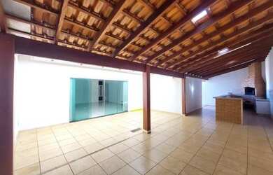 Imagem: A casa em condomínio possui 5 Dormitórios, 5 Banheiros, 2