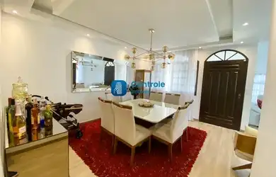 Imagem: A casa possui 3 Dormitórios, 2 Banheiros, 2 Vagas na garagem