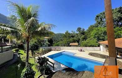 Imagem: A casa possui 4 Dormitórios, 2 Banheiros, 4 Vagas na garagem