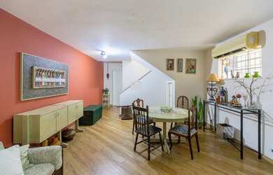 Imagem: A casa possui 3 Dormitórios, 5 Banheiros, 2 Vagas na garagem