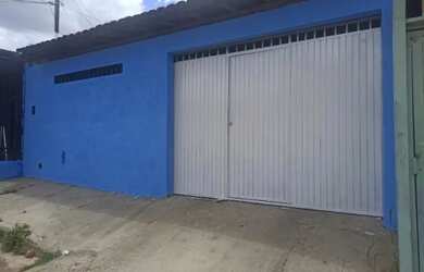 Imagem: A casa possui 3 Dormitórios, 1 Banheiro, 2 Vagas na garagem