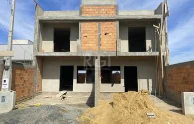 Imagem: A casa possui 3 Dormitórios, 4 Banheiros, 2 Vagas na garagem