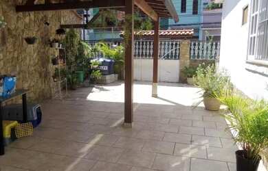 Imagem: A casa possui 3 Dormitórios, 2 Banheiros, 2 Vagas na garagem