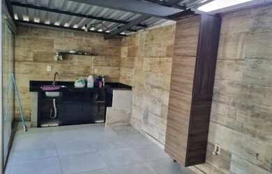 Imagem: A casa possui 3 Dormitórios, 2 Banheiros, 1 Vaga na garagem