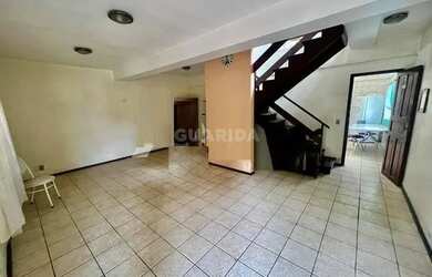 Imagem: A casa possui 3 Dormitórios, 2 Banheiros, 3 Vagas na garagem