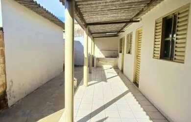 Imagem: A casa possui 3 Dormitórios, 1 Banheiro, 1 Vaga na garagem