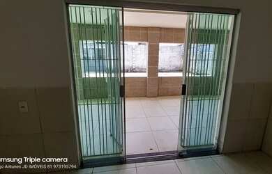 Imagem: A casa possui 2 Dormitórios, 1 Banheiro, 2 Vagas na garagem