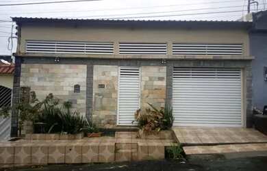 Imagem: A casa possui 3 Dormitórios, 2 Banheiros, 2 Vagas na garagem