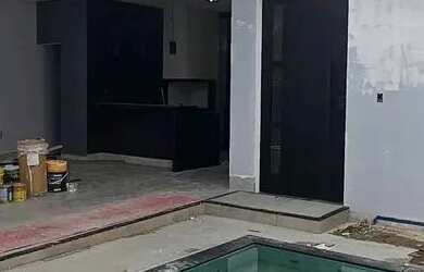 Imagem: A casa possui 3 Dormitórios, 1 Banheiro, 2 Vagas na garagem