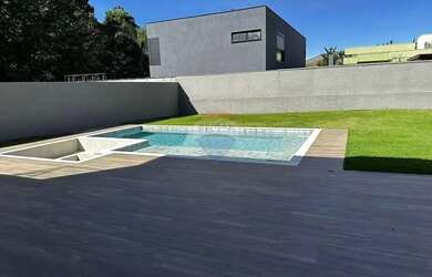 Imagem: A casa possui 4 Dormitórios, 5 Banheiros, 5 Vagas na garagem