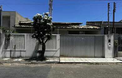 Imagem: A casa possui 3 Dormitórios, 2 Banheiros, 2 Vagas na garagem