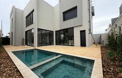 Imagem: A casa em condomínio possui 4 Dormitórios, 5 Banheiros, 5